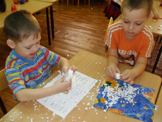 За допомогою пінопласту зробили імітацію снігу на гілочках і прикрасили їх новорічними іграшками