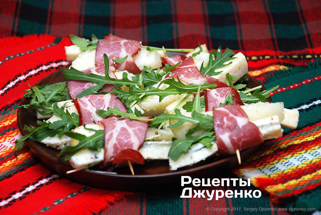 М'ясні рулетики з грушею можуть бути як просто закускою, так і закускою для аперитиву