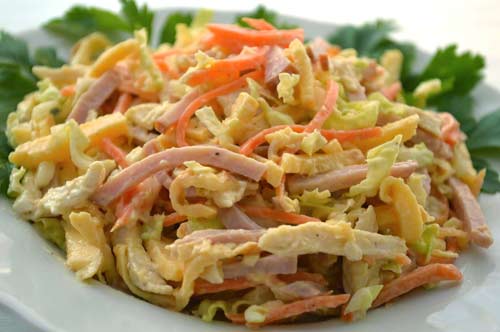 400 г пекінської капусти, 150 г вареного курячого філе, 250 г шинки, 200 г корейської моркви, 1 ст
