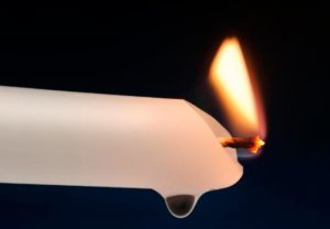 Святкова вечеря при свічках або косметична парафінотерапія можуть обернутися неприємністю - розплавлений віск випадково потрапляє на тканину і застигає
