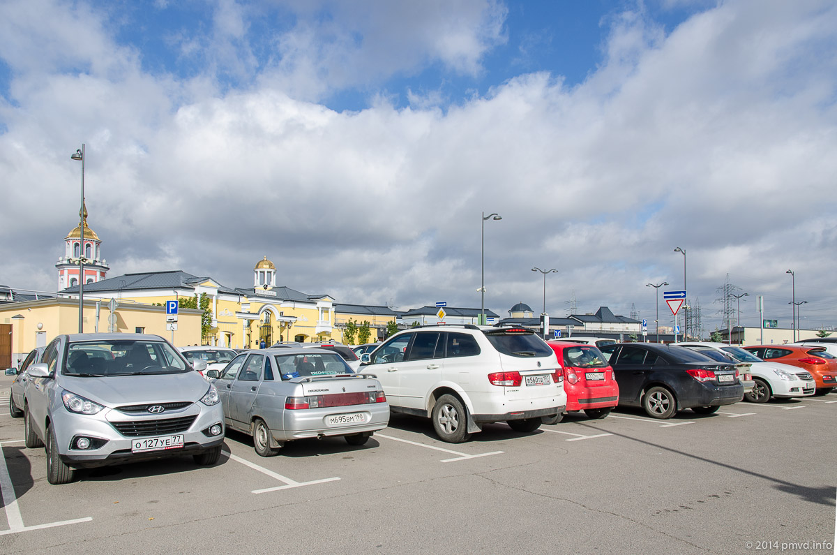 Парковка тут здається трохи меншою, але вільних місць повно