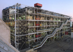 Будівля Центру Жоржа Помпіду (Centre Georges-Pompidou), побудоване в 1977 році і стало одним з найбільш вражаючих споруд XX століття, відразу ж викликало запеклі суперечки