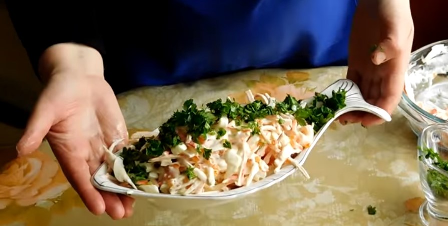 Рецепт дуже смачного салату з креветками і ананасами