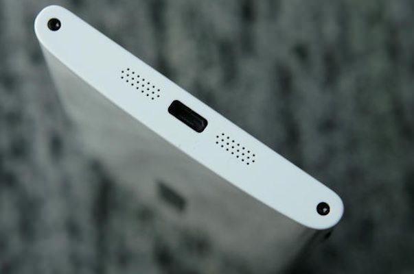 Зрештою, обидва телефони, як нова Lumia так і HTC X, мають потужні дисплеями